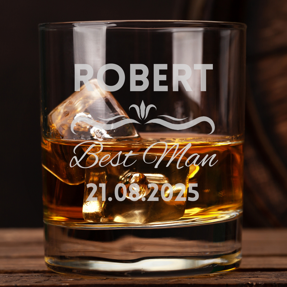 Personalized whiskey glass with 'ROBERT Best Man 21.08.2025' text on a wooden surface.