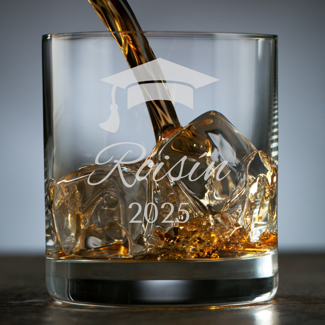 Glass with 'Raison 2025' text and graduation cap design, filled with whiskey.